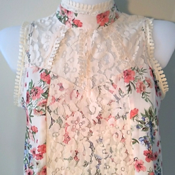 Pretty Floral Print Mock Neck Sleeveless Top with Lace. - Picture 3 of 13